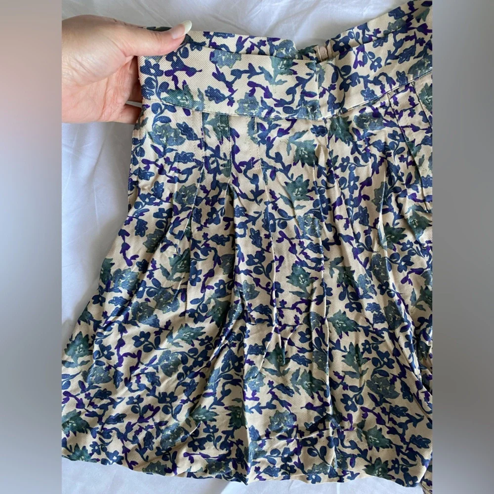 H&M Floral Patterned High waist Pleated short beige Cream blue viscose US 2 NWT